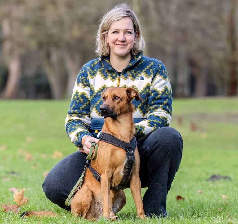 Jenna und Kabi sitzen Park und schauen Richtung Kamera